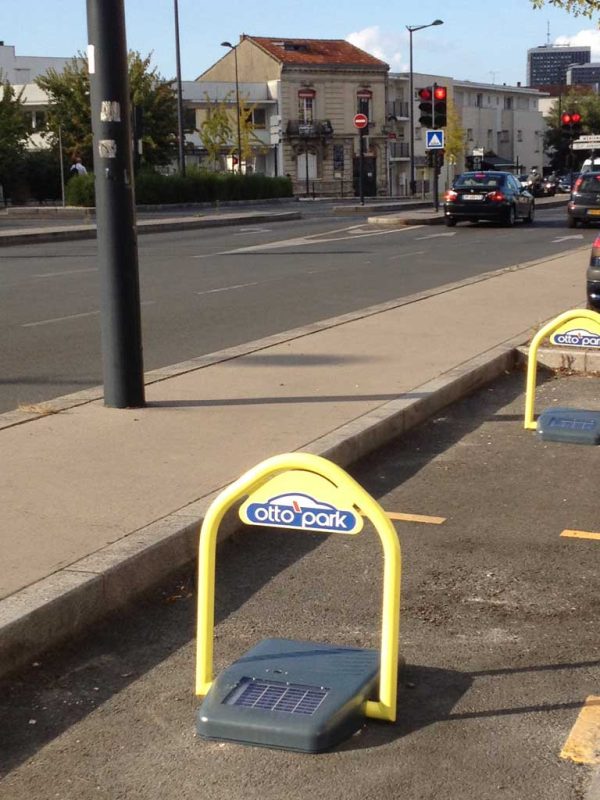 Bolard automat solar pentru parcare
