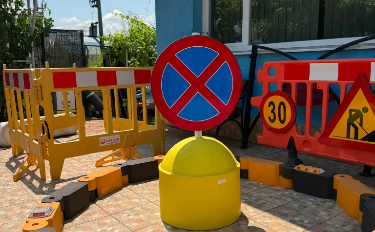 Echipamente de semnalizare rutiera temporara: indicator Oprirea interzisa, bariere de delimitare, limitator de viteza 30 si indicator de lucrari